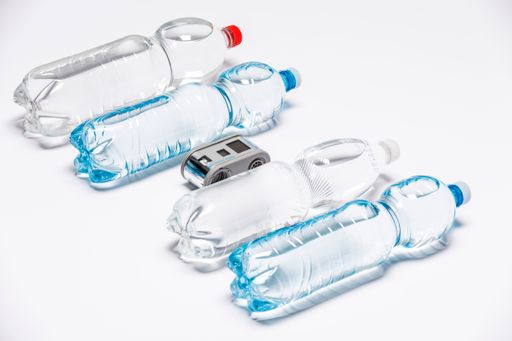  Produktfoto zeigt WADI neben mehreren PET Flaschen