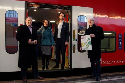 Im Bild v.l.n.r.: Helmut Wolf, ÖBB-Personenverkehr
AG, Marktbereichsleiter Ostregion; DI Petra Völkl, Bundesministerium
für Land- und Forstwirtschaft, Umwelt und Wasserwirtschaft,
Abteilung I/5, Mobilität, Verkehr, Lärm; Thomas Bohrn, MBA,
Geschäftsführer Verkehrsverbund Ost-Region (VOR); Mag. Dr. Franz
Scharl, Weihbischof der röm.-kath. Kirche, Erzdiözese Wien