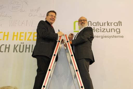  Landeshauptmann Günther Platter auf der Leiter mit SIKO
SOLAR-Gründer Arthur Sief in vier Meter Höhe.