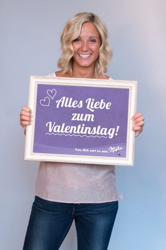 Vorschau Bild von Milka Skistar Michaela Kirchgasser präsentiert ihre
zarte Valentinstags-Botschaft 2016.