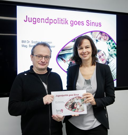 Jugendministerin Sophie Karmasin und Mag. Bernhard Heinzlmaier
präsentieren die neue Sinus-Studie