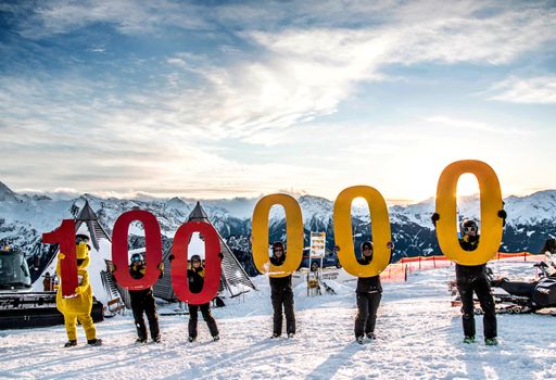  Das Team der Zillertal Arena freut sich über
100.000 Fans auf Facebook. Im Zillertal ist die Arena nun der
Platzhirsch in Sachen Online-Fanbase, in Tirol und Österreich ist
man unter den Top 5 der Skiregionen.