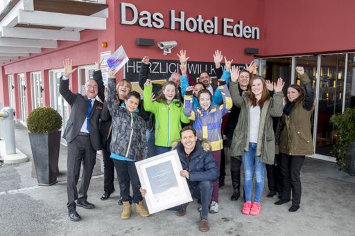  http://www.apa-fotoservice.at/galerie/7542 Das
Hotel Eden **** Superior gilt in Sachen familienfreundliche
Rahmenbedingungen für Arbeitnehmer ab sofort offiziell als
Musterbetrieb. Das Team rund um Hoteldirektor Christian Bittner
(vorne kniend) freut sich mit den Kindern der Angestellten über
diese Auszeichnung. (Foto: APA-Fotoservice/Jan Hetfleisch)