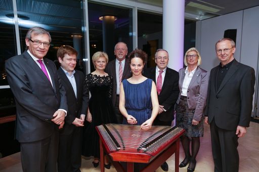 http://www.apa-fotoservice.at/galerie/7494 Im Bild
v.l.n.r.: Wiener Städtische Generaldirektor Mag. Robert Lasshofer,
Pianist Reinhard Führer, Kammersängerin Ildikó Raimondi, Wiener
Städtische Versicherungsverein Vorstandsdirektor Dkfm. Hans Raumauf,
Hackbrett-Virtuosin Franziska Fleischanderl, Volksanwalt Dr. Peter
Fichtenbauer, Vienna Insurance Group Generaldirektorin Prof.
Elisabeth Stadler und Pater Martin Rotheneder (Konvent Stift Melk).