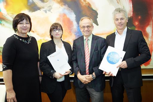 http://www.apa-fotoservice.at/galerie/7511 Im Bild
v.l.n.r. Angela Köppl, (WIFO, Studienautorin), Daniela
Kletzan-Slamanig, (WIFO, Studienautorin), Karl Aiginger, Leiter
Österreichisches Wirtschaftsforschungsinstituts (WIFO) und Ingmar
Höbarth, Geschäftsführer Klima- und Energiefonds