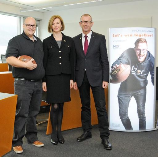 SWARCO RAIDERS Clubmanager Peter Schwazer mit
Clubpräsidentin Elisabeth Swarovski und MCI-Rektor Andreas Altmann