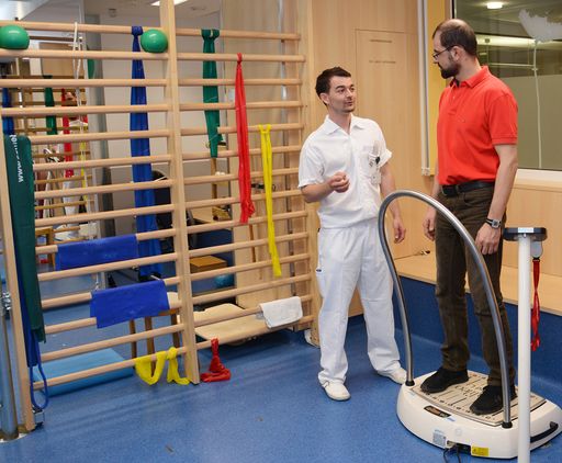 Ein typisches Anwendungsgebiet onkologischer Rehabilitation ist
Beckenbodentraining nach einer Prostataoperation. Bei
Prostatakarzinomen hilft funktionelles Beckenboden- und
Kontinenztraining etwa, eine für die Patienten sehr unangenehme
Situation nach Operationen deutlich zu beheben.Der Lehrgang
vermittelt den Therapeuten das krebsspezifische Hintergrundwissen.