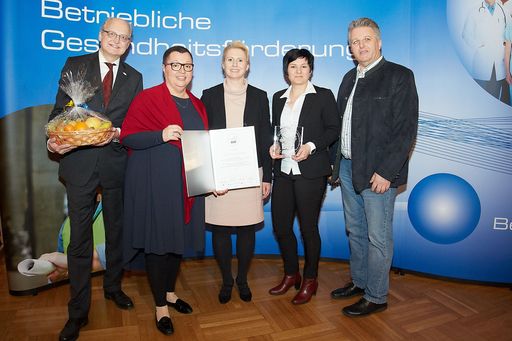 http://www.apa-fotoservice.at/galerie/7437 Erstmals
zum vierten Mal ausgezeichnet: die Firma Constantia Teich GmbH aus
Weinburg: v. li. n. re: Generaldirektor Mag. Jan Pazourek (NÖGKK),
Bundesministerin Dr. Sabine Oberhauser, MAS, Mag. Julia
Birner-Schuschu, MBA, Petra Labenbacher, MSc (beide FA Teich) Obmann
KR Gerhard Hutter (NÖGKK)