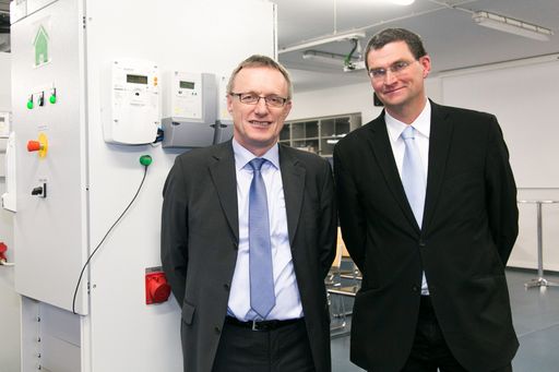 http://www.apa-fotoservice.at/galerie/7545/ Im Bild
v.l.n.r.: DI Karl Knöbl MSc (Projektleitung Smart Energy Hybrid
Labor), FH-Prof. DI Hubert Fechner MAS MSc (FH Technikum Wien,
Institutsleiter Erneuerbare Energie)