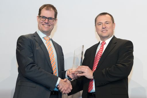  Hartwig Tauber (rechts) erhält den FTTH Award 2016
vom Präsidenten des FTTH Council Europe, Edgar Aker