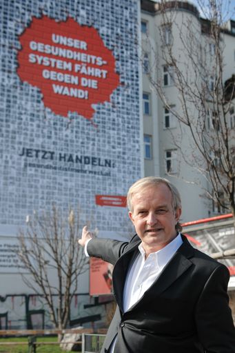 Johannes Steinhart, Obmann der Kurie
niedergelassene Ärzte und Vizepräsident der Ärztekammer für Wien vor
dem Megaplakat auf der Linken Wienzeile (Linke Wienzeile 34, 1060
Wien)