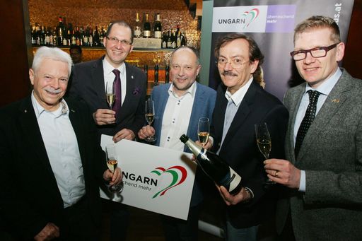  http://www.apa-fotoservice.at/galerie/7534 Im
Bild v.l.n.r.: Prof. Dr. Walter Kutscher (Vizepräsident, Wiener
Sommelierverein), Dipl.oec Balázs Kovacs (Direktor Ungarisches
Tourismusamt), Zoltán Németh (Geschäftsführer, Bortársaság Kft.), KR
Josef Bitzinger (Präsident, Wiener Sommelierverein) und Ákos Joó
(Weinakademie)
