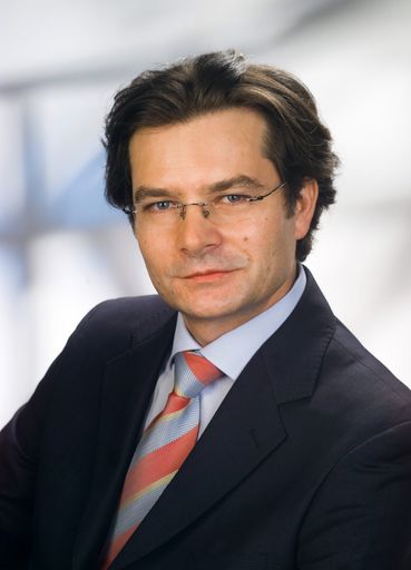 Univ.-Prof. Dr. Stefan Marlovits Medizinischer
Leiter des Zentrums für Knorpelregeneration und Orthobiologie in der
Privatklinik Döbling Heiligenstädter Straße 46-48, 1190 Wien Tel.:
+43 (0) 1 360 66-8000 E-Mail: knorpel@pkd.at