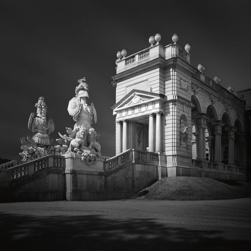 Vorschau Bild von Mit atemberaubend schönen
Schwarzweiß-Langzeitbelichtungen historischer Gebäude in Wien
schaffte der Tiroler Werner Elmer den Sprung auf die Shortlist der
Sony World Photography Awards. Hier: Die Gloriette Wien.
