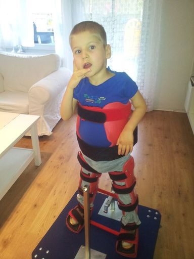 Vorschau Bild von Raphael mit seiner Stehhilfe