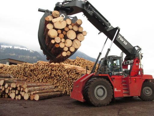 Log-Stacker bei der Arbeit