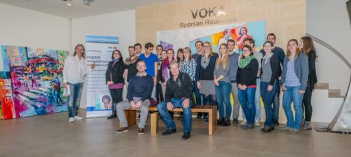  Der Künstler VOKA (rechts außen), MMag. Dr. Sarah
Meisenberger (StG-Leiterin) und die Master-Studierenden
"Wirtschaftsberatung und Unternehmensführung"