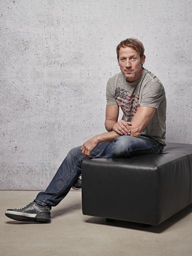 Passt zu mir! Schauspieler WOTAN WILKE MÖHRING ist
neuer Markenbotschafter für engbers. Passend zum Start der neuen
Frühjahr/Sommer Kollektion und der breit angelegten Kampagne gibt
engbers die Zusammenarbeit mit Wotan Wilke Möhring, einem der
vielseitigsten und populärsten Schauspieler Deutschlands bekannt.
Unter der Überschrift "Passt zu mir" wird Möhring die neuen
Kollektionen in 2016 und 2017 in über 300 Filialen und im
Online-Shop präsentieren