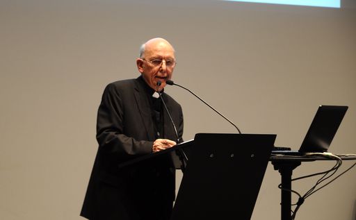  Familienbischof DDr. Klaus Küng beim Vortrag am
WIFI Salzburg