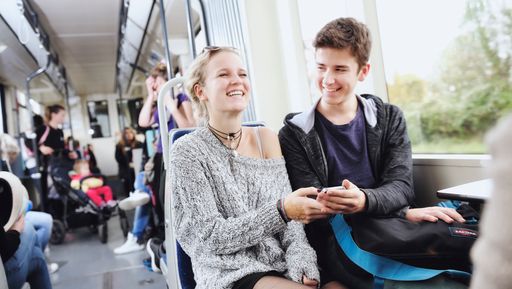 Vorschau Bild von Ab 1. März können die Fahrgäste der Badner Bahn
noch mehr Komfort genießen. Die Wiener Lokalbahnen haben vier
Triebwägen mit WLAN ausgestattet und wollen in den kommenden sechs
Monaten testen, wie das zusätzliche Service bei den Kundinnen und
Kunden ankommt.