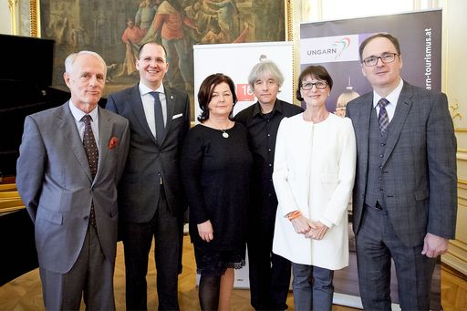  http://www.apa-fotoservice.at/galerie/7535 Im
Bild v.l.n.r.: S.E. János Perényi, Botschafter von Ungarn, Dipl.oec.
Balázs Kovács, Direktor des Ungarischen Tourismusamtes-Repräsentanz
Österreich, Edit Klukon, Pianistin, Dezsö Ránki, Pianist, Mag.
Teodóra Bán, Vorstandsmitglied des operativen Gremiums des
Budapester Frühlingsfestivals 2016 und MMag. Csaba Káel, Präsident
des operativen Gremiums des Budapester Frühlingsfestivals 2016