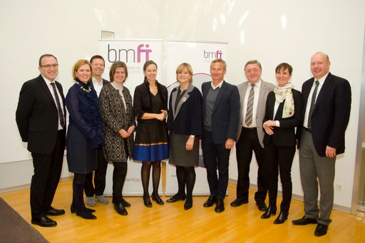 Familien- und Jugendministerin Sophie Karmasin gemeinsam mit
Landesrätin Barbara Schwarz und Vertretern von Best Practice
Unternehmen und Gemeinden