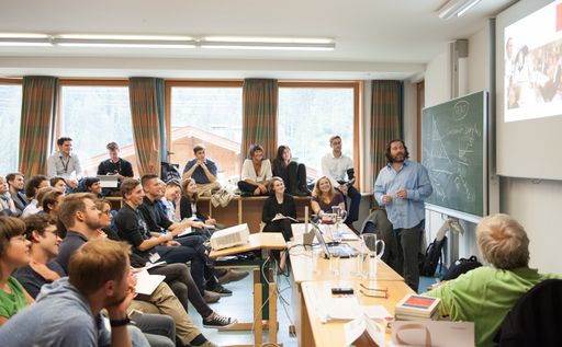 Gebannt lauschen Stipendiatinnen und Stipendiaten
den Thesen von John Filling, während des Jahres Philosoph an der
Universität Cambridge, beim Europäischen Forum Alpbach. 700 junge
Menschen aus aller Welt kommen jeden Sommer dank eines Stipendiums
nach Alpbach, um sich intensiv mit gesellschaftspolitischen
Schlüsselfragen auseinanderzusetzen.