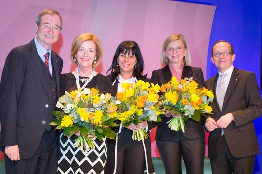  Präsident Christoph Leitl und Generalsekretär Peter Haubner mit
dem neuen Team von "Frau in der Wirtschaft".