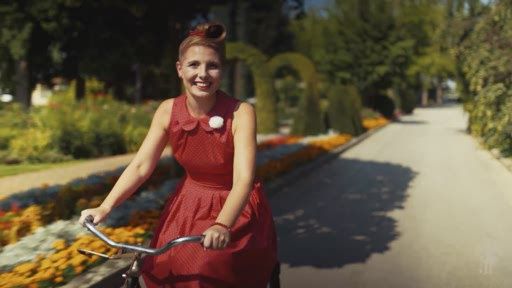 ORF III eröffnet Anfang März die Gartensaison: mit
einer mit viel Liebe, Charme und im Stil der 50er-Jahre neuen Serie
GartenKULT. Ab 5. März 2016 um 18 Uhr wird hier Menschen mit und
ohne grünen Daumen jede Menge Wissenswertes rund um das Gärtnern
vermittelt. Produziert wurde die Serie von dem in Berlin lebenden
Schauspieler und Neo-Regisseur Michael Starkl. Mit neuester
Filmtechnik aus den USA hat er den traditionellen Fernsehgarten
völlig neu interpretiert – und damit den Zeitgeist getroffen:
Mehrere deutsche TV-Stationen zeigen bereits Interesse.