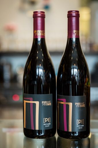Vorschau Bild von zwei verschiedene Jahrgänge vom Pi Pinot Noir der
36 Monate in der Wienerwaldeiche ausgebaut wurde