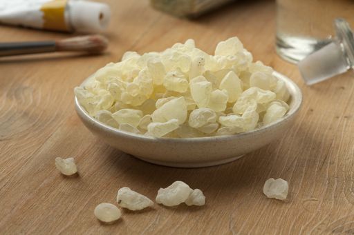 Vorschau Bild von Mastic tears of Chios. Getrocknete und gereinigte
Harzstücke des Mastix Pistazienbaumes. Man nennt sie Tränen, weil
sie tränenförmig vom Baum tropfen.