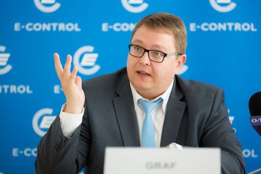 Vorschau Bild von „Die Stromnetze sind ein wichtiger Faktor für die
Volkswirtschaft. Sie schaffen und sichern zahlreiche heimische
Arbeitsplätze und generieren eine außerordentlich hohe Wertschöpfung
in den Regionen“, sagte Martin Graf, Vorstand des Energieregulators
E-Control.