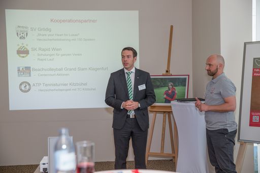 Vorschau Bild von SK Rapid Wien Geschäftsführer Christoph Peschek bei
seinem Statement für mehr Herzsicherheit im Sport im Rahmen des
Botschaftertreffens 2016.