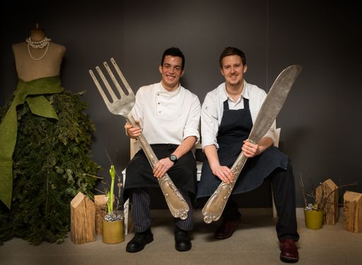 Vorschau Bild von Generationswechsel im Daberer-Küchenteam am 1.
März 2016. Sous Chef Daniel Lederer (21) (links) und Küchenchef
Florian Bucar (28) (rechts) übernehmen die kulinarische Federführung
im 4-Sterne Superior Biohotel