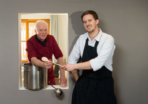 Vorschau Bild von Generationswechsel im Daberer-Küchenteam am 1.
März 2016: Walter Schmitz (62) (links), tritt in den Ruhestand.
Florian Bucar (28) (rechts) übernimmt als Küchenchef die
kulinarische Federführung im 4-Sterne Superior Biohotel