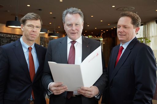 Link: http://www.apa-fotoservice.at/galerie/7580 Im
Bild v.l.n.r. Mag. Sven Abart, Direktor des Österreichischen
Apothekerverbandes, Dr. Christian Müller-Uri, Präsident des
Österreichischen Apothekerverbandes und Mag. Peter Voithofer.
Direktor der KMU-Forschung Österreich