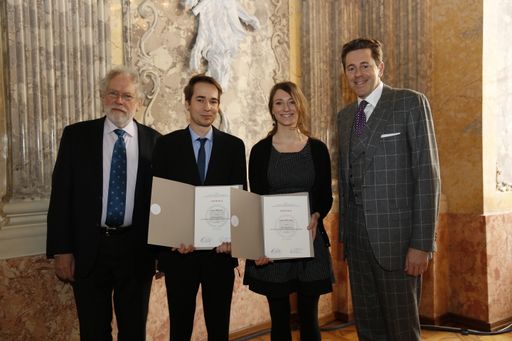 Feierliche Stipendienverleihung an der Österreichischen Akademie
der Wissenschaften. Im Bild v.l.n.r.: Anton Zeilinger, Präsident der
Österreichischen Akademie der Wissenschaften, Stipendiat Erwin
Tomasich, Stipendiatin Isabelle Anna Zink und Harald Mahrer,
Staatssekretär im Bundesministerium für Wissenschaft, Forschung und
Wirtschaft.