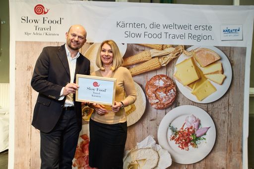 Vorschau Bild von Barbara Van Melle (Slow Food International) und
Christian Kresse (GF Kärnten Werbung) präsentieren Kärnten als
weltweit erste Slow Food Travel Region