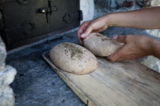 Vorschau Bild von Slow Food Travel Erlebnis - Brotbacken im
Lesachtal. Das Lesachtaler Brot ist UNESCO Weltkulturerbe.