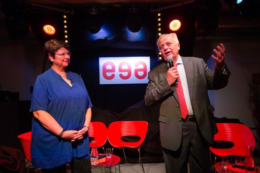 Frauen helfen Frauen helfen Stadträtin Renate
Brauner und Präsidentschaftskandidat Rudolf Hundstorfer beim
Frauentagsfest der SPÖ Wien