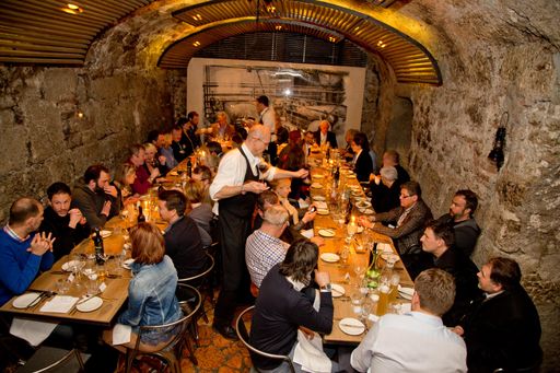 Salonkultur und Tafelrunde, das gute Gespräch und die geistreiche
Unterhaltung mit besonderen Menschen stehen bei eat & meet im
Mittelpunkt.
