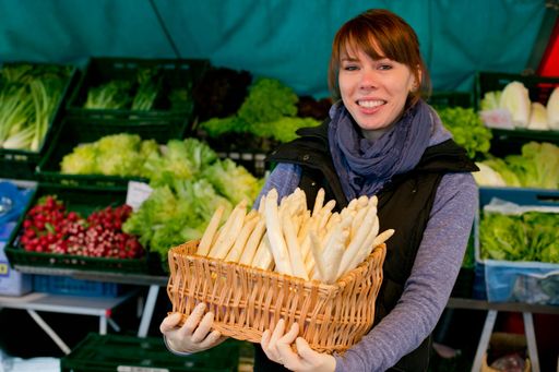 Vorschau Bild von Bei den Rundgängen auf der Schranne und am Grünmarkt kann man den
Kulinarik-ExpertInnen Rezepttipps entlocken.