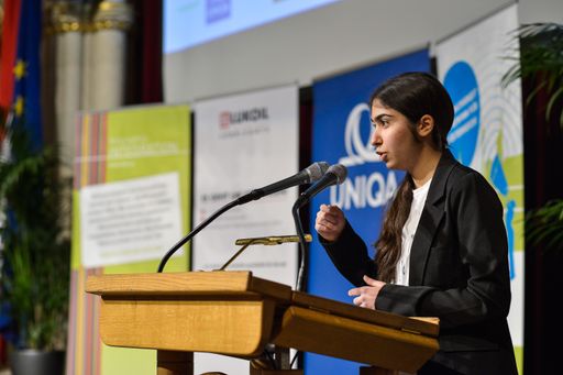 Vorschau Bild von Preisträgerin Elif Sahan - eine der 16
Preisträgerinnen, sprach in Türkisch und Deutsch über Respekt und
Toleranz gegenüber Homosexuellen Menschen