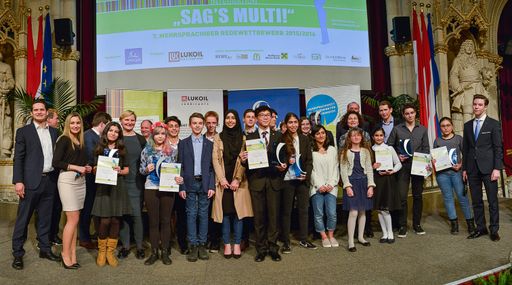 Die 16 PreisträgerInnen von Sag's Multi 2015/2016
mit Initiatoren und Sponsoren und PolitikerInnen, u.a. Sandra
Frauenberger, Alev Korun, Sebastian Kurz