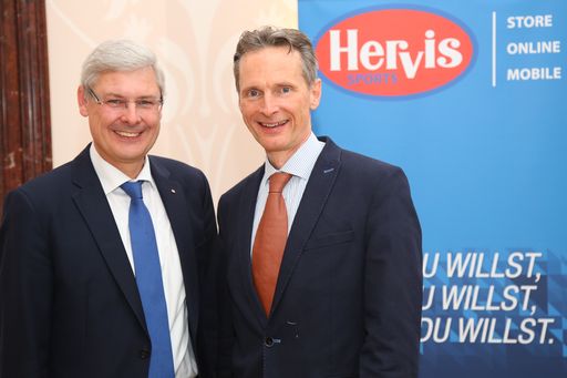  http://www.apa-fotoservice.at/galerie/7593 Im Bild
vlnr: Hans K. Reisch (Vorstand SPAR) und Mag. Alfred Eichblatt
(Geschäftsführer HERVIS)