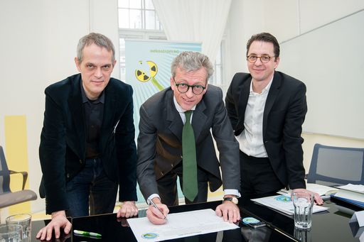 http://www.apa-fotoservice.at/galerie/7594 Im Bild
v.l.n.r.: Dr. Reinhard Uhrig (GLOBAL 2000), Dr. Reinhard Schanda
(Energierechtsexperte), MAg. Lukas Stühlinger (oekostrom AG)