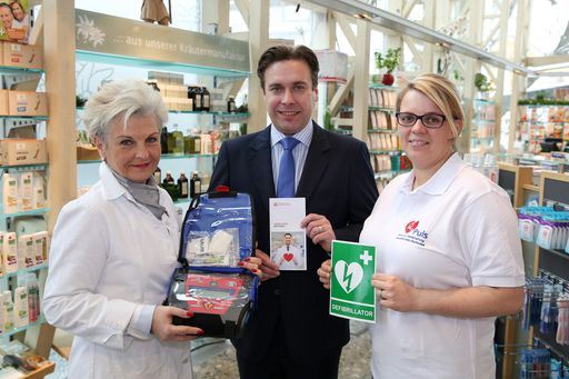 http://www.apa-fotoservice.at/galerie/7589
V.l.n.r.: Mag. Vera Ottowitz, Edelweiß-Apotheke Schladming; Mag.
Raimund Podroschko, Vizepräsident Apothekerkammer; Mag. Karin
Schaffer, Verin Puls, anlässlich der Veranstaltung HERZsichere
Apotheke in der Steiermark am 8. März 2016 in Schladming.