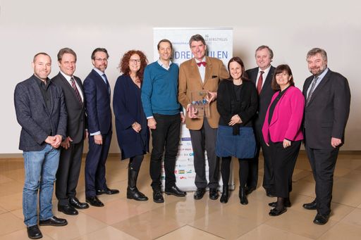 Bewerten erstmals Bauprojekte nach ihrer
Organisations-, Kultur- und Prozessqualität – die Jurymitglieder des
Lebenszyklus Awards (v.l.n.r.): Oliver Sterl, RÜDIGER LAINER +
PARTNER Architekten ZT; Manfred Völker, Siemens Gebäudemanagement &
-Services; Stephan Heid, Heid Schiefer Rechtsanwälte; Simone Rack,
4dimensions; Wolfgang Kradischnig, DELTA; Christoph M. Achammer, TU
Wien, ATP architekten ingenieure (Juryvorsitz); Sarah Richter,
Plattform innovative Gebäude; Karl Weidlinger, SWIETELSKY; Claudia
Hübsch, Wirtschaftskammer Österreich, Abteilung für Umwelt- und
Energiepolitik; Karl Friedl, M.O.O.CON. (Jurymitglied Hannes
Warmuth, ÖGUT, klimaaktiv Bauen und Sanieren, war leider erkrankt)