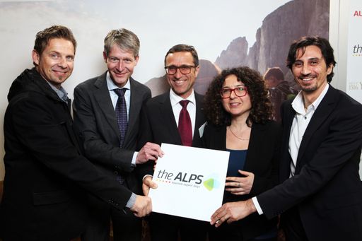  Auf der ITB 2016 präsentierten Vertreter der
AlpNet-Partnerregionen Details zum Programm von theALPS 2016 (v.l.):
Harry John (BE! Tourism), Marcel Perren (Luzern Tourismus), Josef
Margreiter (Tirol Werbung), Mirta Valentini (Trentino Marketing) und
Marco Pappalardo (IDM Südtirol - Alto Adige).