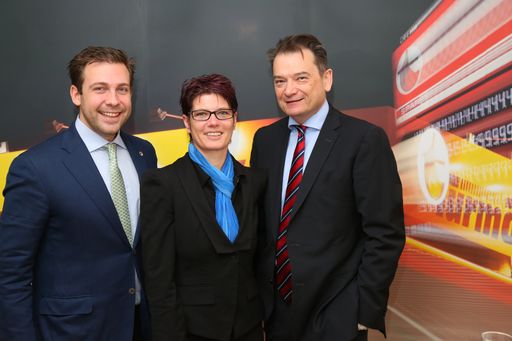 http://www.apa-fotoservice.at/galerie/7541 Im Bild
vlnr: Franz Joseph Doppler (Eigentümer Doppler Gruppe), Dkff.
Daniela Dieringer, MBA (Geschäftsführung Doppler Gruppe), Dr. Bernd
Zierhut (Geschäftsführer der Doppler Gruppe)